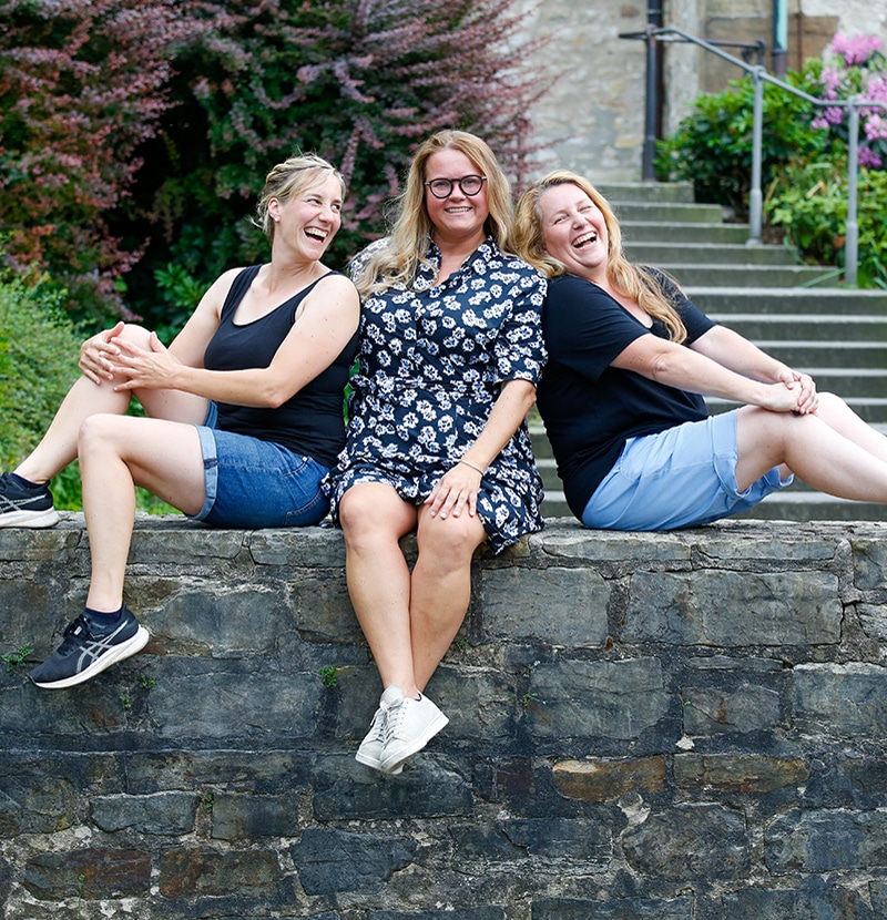 Authentische JGA-Fotoshootings, kreative Gruppenfotos und emotionale Erinnerungen – in Bielefeld, Gütersloh, Paderborn, Lippe, Herford